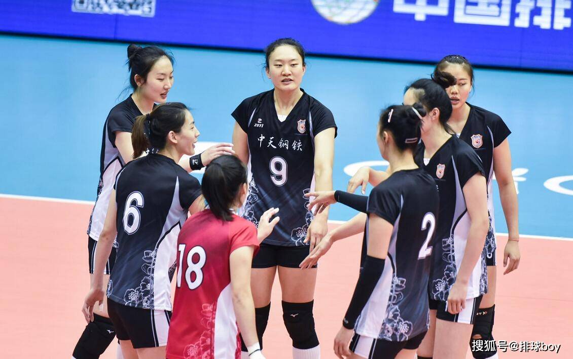 爱游戏体育-排球巡回赛上演强强对话，中原犀牛队淘汰对手云贵飞鹰队，战术调整见效；冲刺阶段不容有失(2024排球联赛直播回放中国与美国对比)